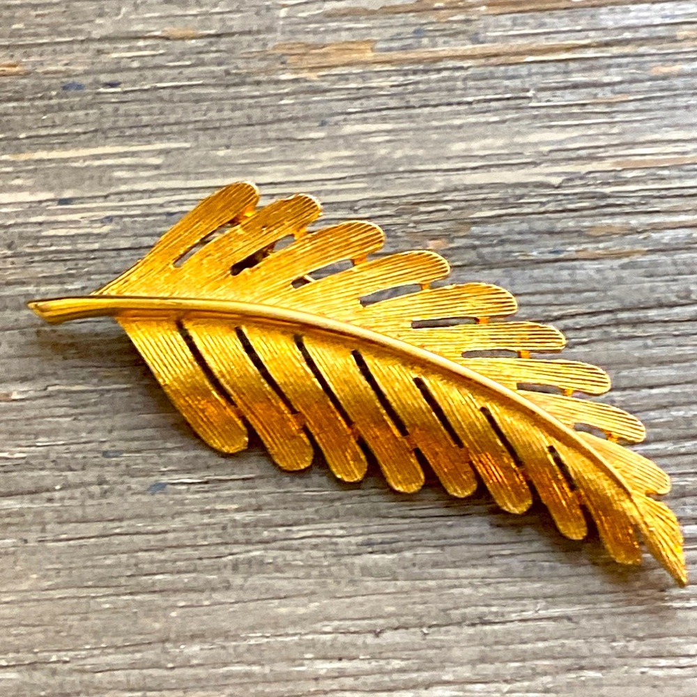 Vintage 80s Gold Toned Leaf Broach